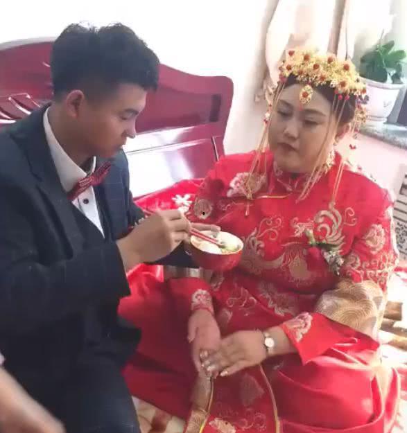 结婚前夕新郎吃瓜,新郎意外吃瓜，揭秘婚礼背后的温馨故事