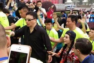 中国吃瓜群众围观,全民围观背后的社会现象解析