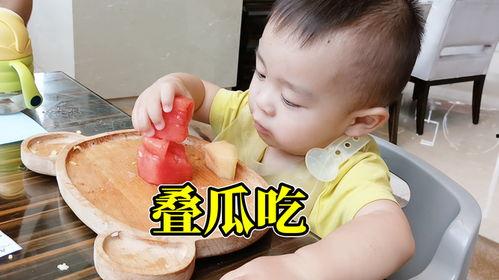 小宝贝会吃瓜,甜蜜瓜果时光